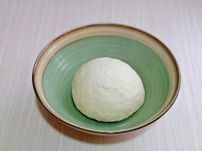 再揉成面团，盖上保鲜膜，放温暖处进行发酵。