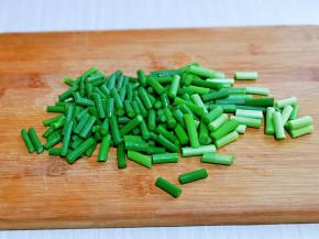 蒜薹冷水冲洗干净，再切小段，也可以切碎，根据个人喜好来。