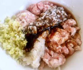 放入调味料蚝油、一品鲜酱油、料酒、盐、黑胡椒粉