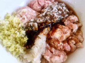 放入调味料蚝油、一品鲜酱油、料酒、盐、黑胡椒粉