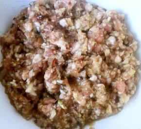 馅料搅拌均匀煨至半小时入味