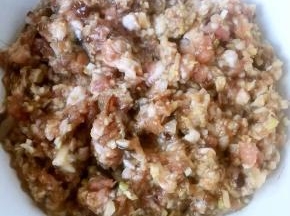 馅料搅拌均匀煨至半小时入味