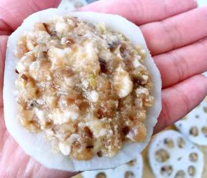 取一片莲藕中间放上适量的馅料