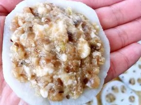 取一片莲藕中间放上适量的馅料