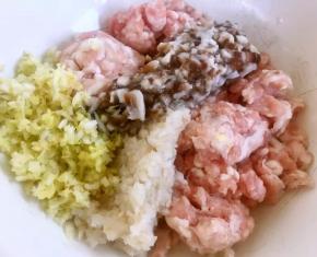 猪肉剁成泥香菇焯水后立即放入冷水中过凉沥干水份剁成碎末，切莲藕剩下的边角余料后葱、姜剁成粒