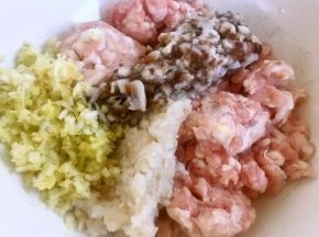 猪肉剁成泥香菇焯水后立即放入冷水中过凉沥干水份剁成碎末，切莲藕剩下的边角余料后葱、姜剁成粒