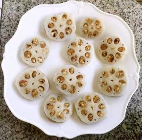 将莲藕夹依次摆人盘中