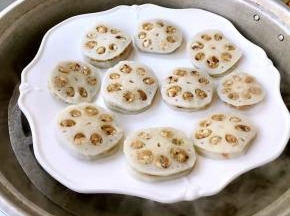 蒸锅烧开水放入藕夹大火蒸15分钟