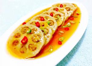 芡汁均匀的淋在藕夹上撒上葱花和小红椒就大功告成了