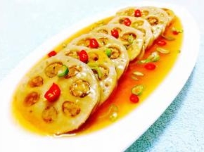 芡汁均匀的淋在藕夹上撒上葱花和小红椒就大功告成了