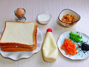 准备食材，量可以根据个人胃口增减，胡萝卜，小葱洗干净切好。