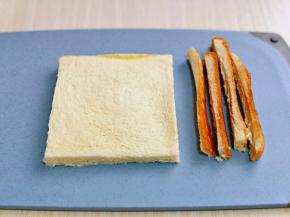 取一片吐司，切去四边，四片切好。