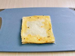 取一片吐司，四边刷上蛋液。