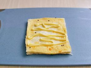 再挤入沙拉酱，沙拉酱的量可以根据个人喜欢来。