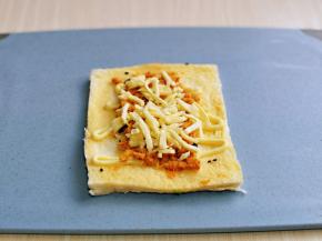 再加入肉松，芝士碎，卷起来，收口黏住。