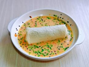 再把吐司卷放入蛋液中，均匀裹上蛋液即可，四个卷全部裹好。