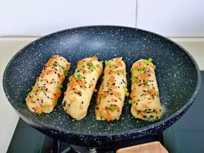 平底锅中刷上少许食用油，吐司卷摆放到锅中。