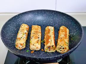 小火煎至四面金黄即可。(全程小火)