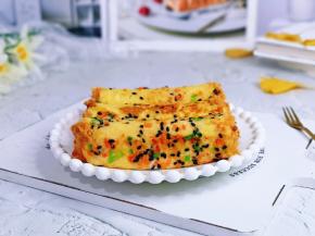 吐司卷的两头沾上一点沙拉酱再沾上肉松就可以啦！