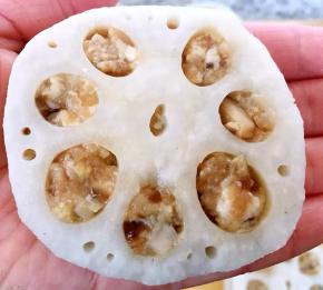 将馅料压平再将另一片莲藕轻轻的压在馅料上面