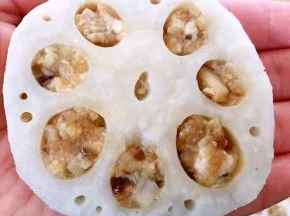 将馅料压平再将另一片莲藕轻轻的压在馅料上面