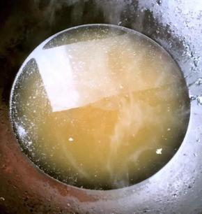 锅中倒入适量清水再倒入蒸好藕夹的原汁原味的汤汁，放少许盐、蚝油、一品鲜酱油烧开最后倒入水淀粉勾芡即可