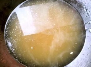 锅中倒入适量清水再倒入蒸好藕夹的原汁原味的汤汁，放少许盐、蚝油、一品鲜酱油烧开最后倒入水淀粉勾芡即可
