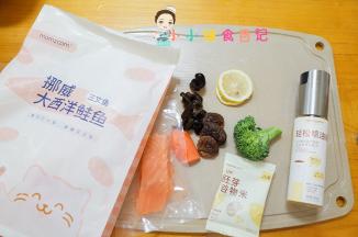 准备好材料，米饭用米：水=1:1.2的比例煮好就可以了