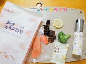 准备好材料，米饭用米：水=1:1.2的比例煮好就可以了