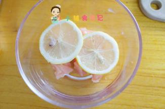 取一包三文鱼，可以提前一夜放冷藏第二天拿出来就可以用了，放上柠檬腌渍去腥