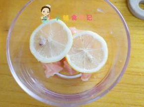 取一包三文鱼，可以提前一夜放冷藏第二天拿出来就可以用了，放上柠檬腌渍去腥