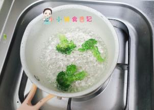 锅里放水加入西蓝花焯水，捞出来切碎备用