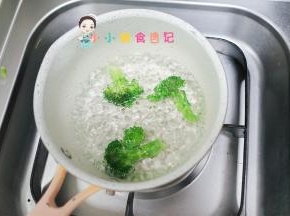 锅里放水加入西蓝花焯水，捞出来切碎备用