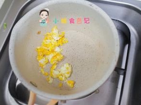 锅里放一点点油把鸡蛋翻炒一下