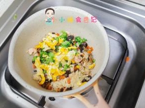 加入米饭、鸡蛋、西蓝花这些都是熟的随便炒一下就可以了