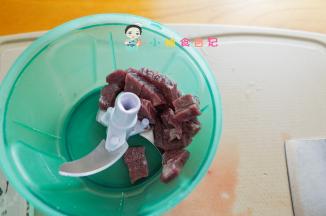 一块牛肉取出来洗干净然后切成小块，再用机器或者刀剁成肉末