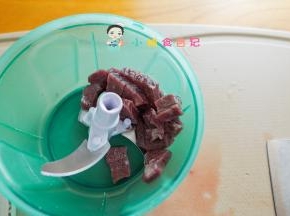 一块牛肉取出来洗干净然后切成小块，再用机器或者刀剁成肉末