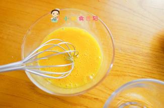 鸡蛋放入碗里打散