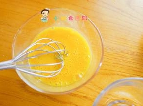 鸡蛋放入碗里打散