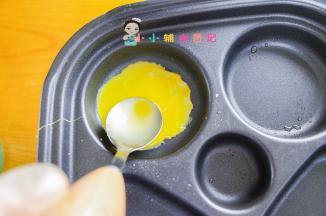 平底锅抹一点点油，放一勺蛋液，一定要小火煎