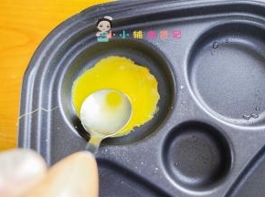 平底锅抹一点点油，放一勺蛋液，一定要小火煎