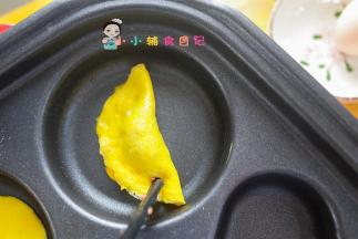 等到半凝固的时候就把饺子对折粘合起来