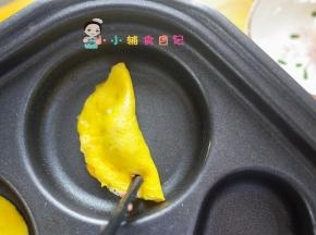 等到半凝固的时候就把饺子对折粘合起来