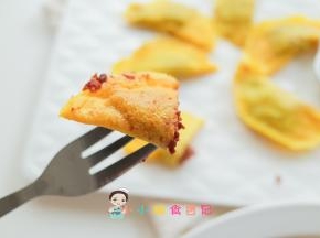 如果你选的猪肉，可以适当加入一点肥肉，会让饺子的口感变得更好
