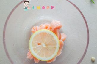 三文鱼解冻以后加柠檬腌渍去腥