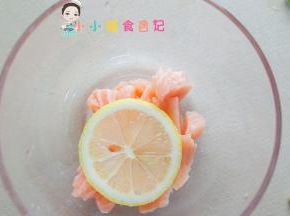 三文鱼解冻以后加柠檬腌渍去腥