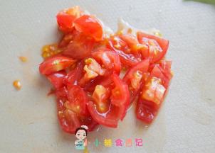 番茄切小块备用