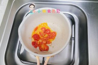 锅里加油放入番茄翻炒一下