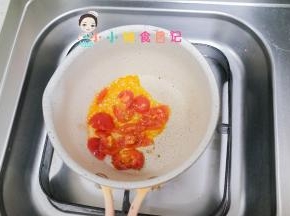锅里加油放入番茄翻炒一下