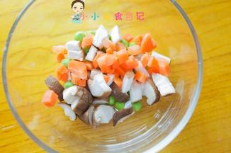 香菇、胡萝卜切丁青豆剥出来备用